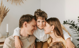 10 Sure Signs He Pretends To Love You