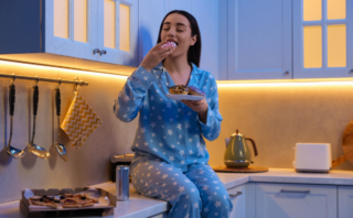 These 7 Feminine Habits Make Men Weak For a Woman